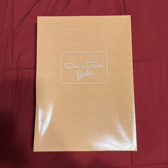 1998 Oscar De La Renta Collector Barbie - Picture 2 of 3